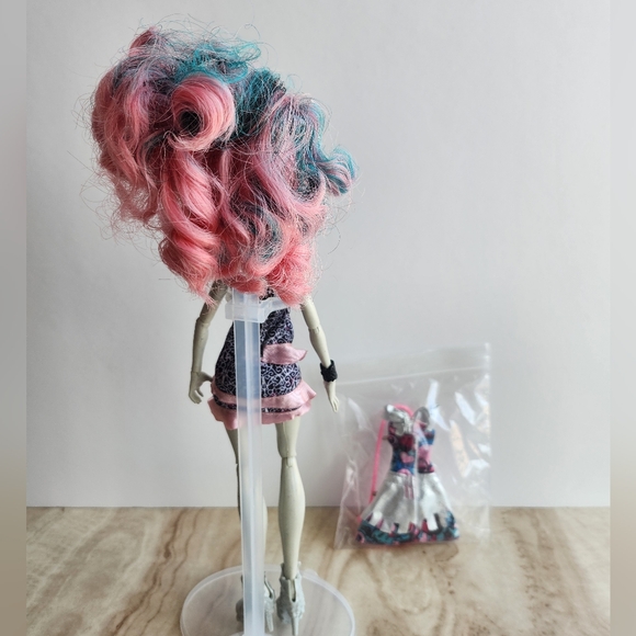 Monster High Zombie Shake Rochelle - Picture 5 of 6